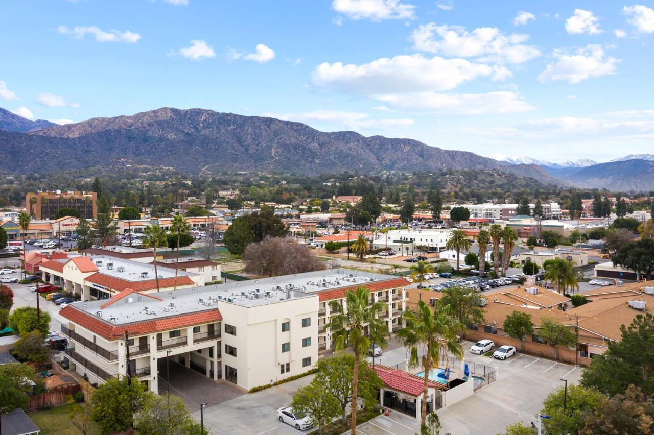 Hotel Huntington Duarte エクステリア 写真